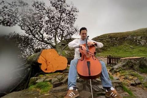 Виолончелист оплакивает срубленное дерево в Sycamore Gap при помощи сольной композиции