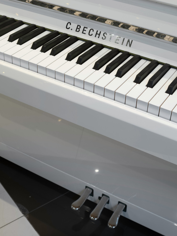 Пианино C. Bechstein Millenium 116 (BU)  белое, полированное, отделка хром, цифровая система Vario