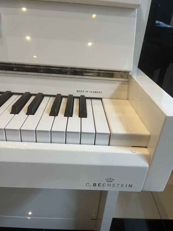 Пианино C. Bechstein Millenium 116 (BU)  белое, полированное, отделка хром, цифровая система Vario