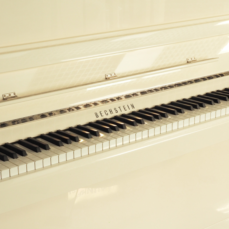 Пианино Bechstein Modern B 112 (BU) белое, полированное, отделка хром
