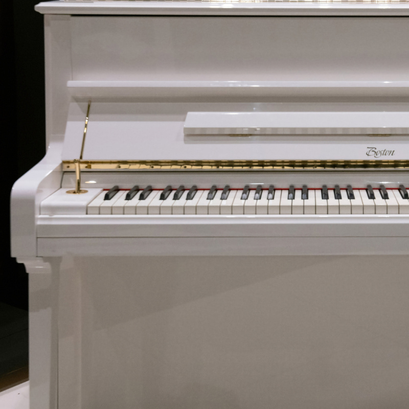 Пианино Boston UP-118E PE (BU) белое, полированное (181310, 2017 г.в.) Пианино Boston UP-118E PE (BU) белое, полированное (181310, 2017 г.в.)