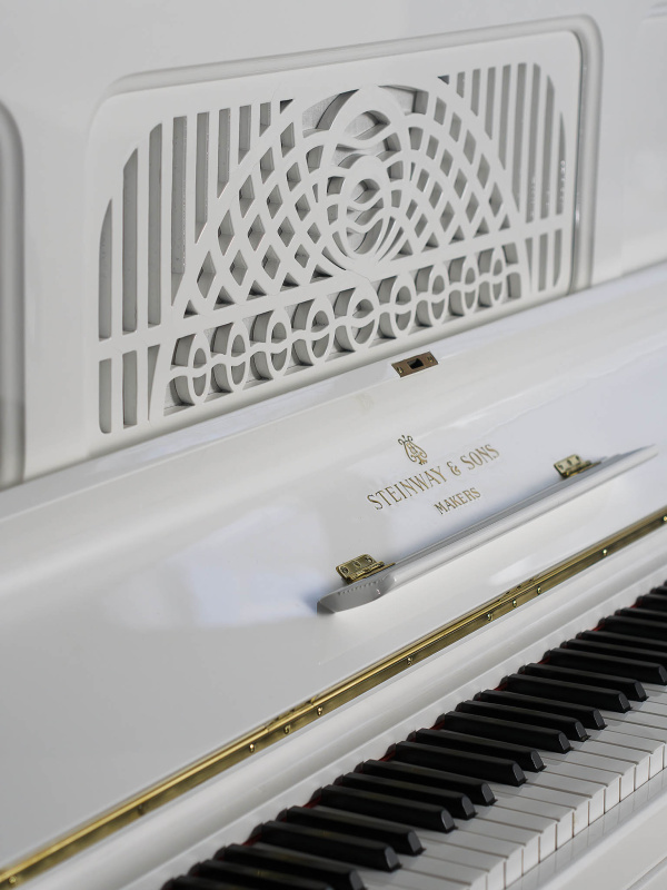 Пианино Steinway & Sons K 132 (BU) белое, полированное