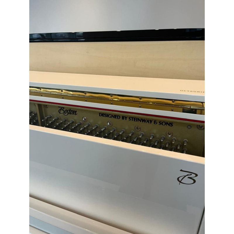 Пианино Boston UP-118E PE (BU) белое, полированное (181310, 2017 г.в.) Пианино Boston UP-118E PE (BU) белое, полированное (181310, 2017 г.в.)