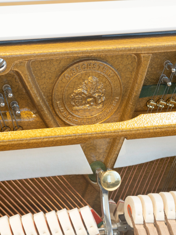 Пианино C. Bechstein Millenium 116 (BU)  белое, полированное, отделка хром, цифровая система Vario