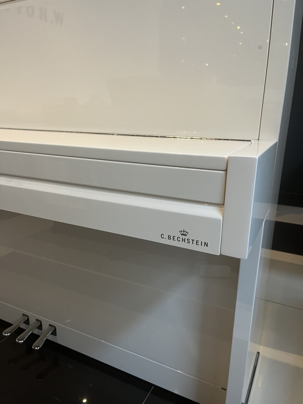 Пианино C. Bechstein Millenium 116 (BU)  белое, полированное, отделка хром, цифровая система Vario