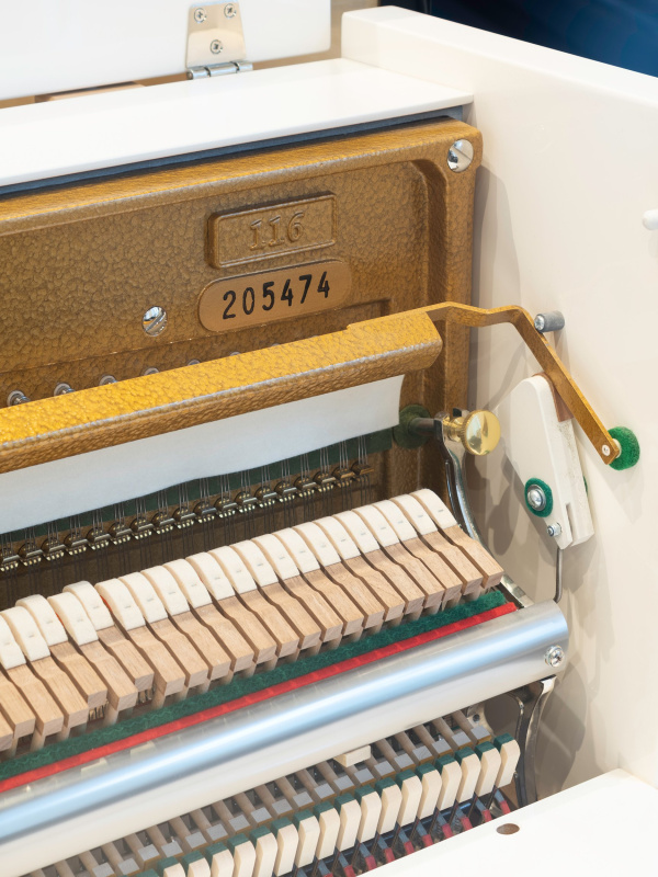Пианино C. Bechstein Millenium 116 (BU)  белое, полированное, отделка хром, цифровая система Vario